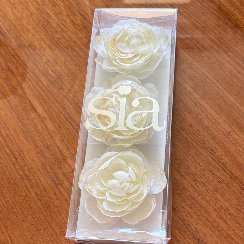 Sia Cream Floral Decor Set